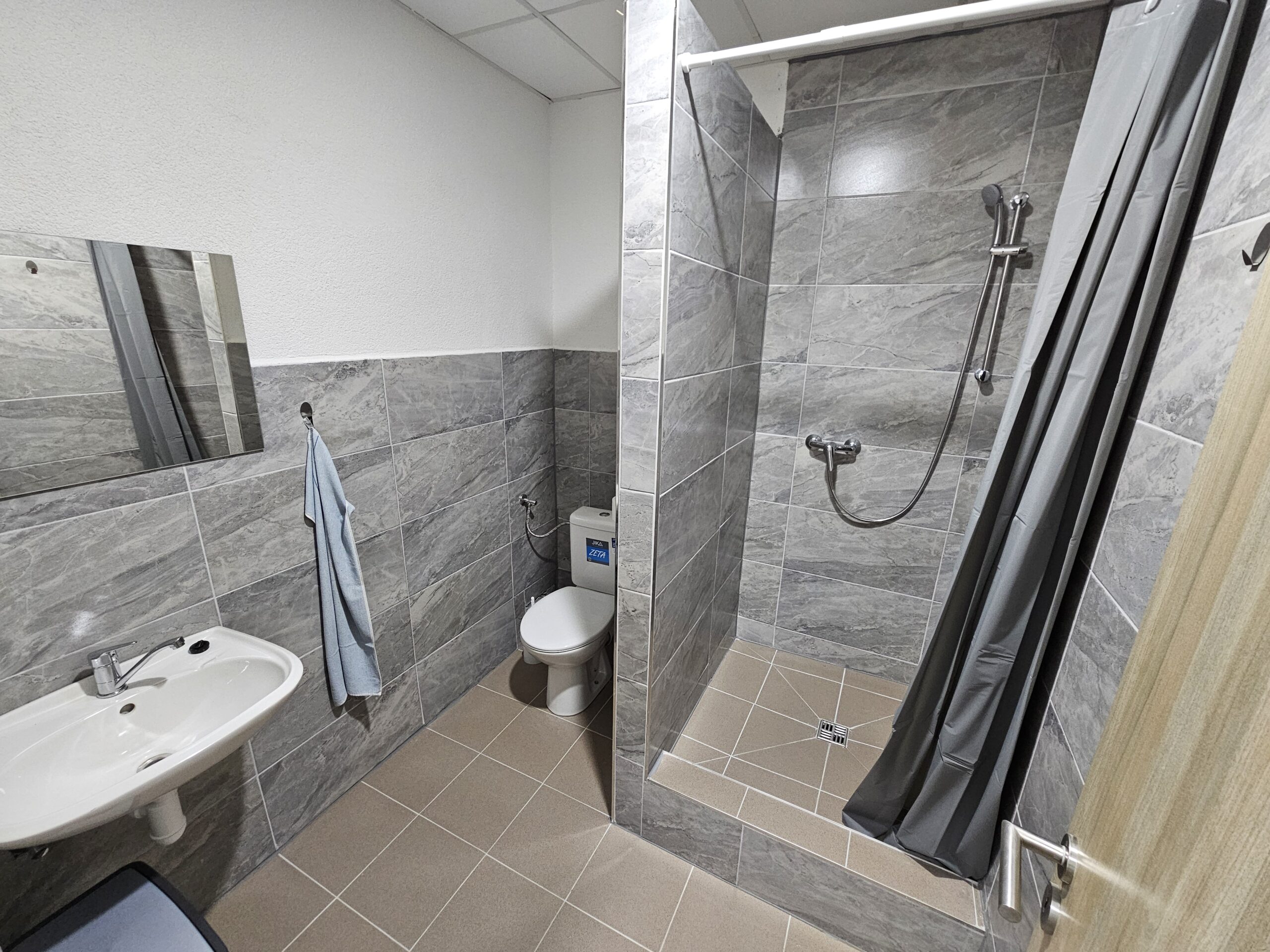 Moderné a pravidelne udržiavané kúpeľne so sprchou pre maximálny komfort